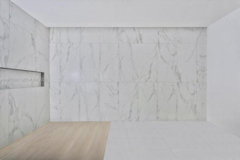 House in North Bay Village, Florida 5 bedrooms, 409.7 sq.m. № 2041069 - photo 14