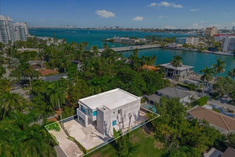 House in North Bay Village, Florida 5 bedrooms, 409.7 sq.m. № 2041069 - photo 20