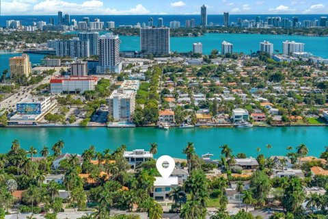 House in North Bay Village, Florida 5 bedrooms, 409.7 sq.m. № 2041069 - photo 24