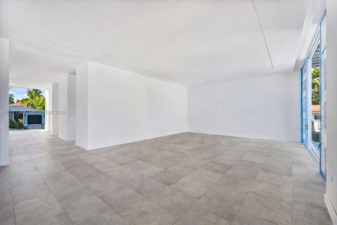 House in North Bay Village, Florida 5 bedrooms, 409.7 sq.m. № 2041069 - photo 11