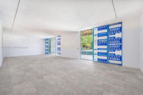 House in North Bay Village, Florida 5 bedrooms, 409.7 sq.m. № 2041069 - photo 10