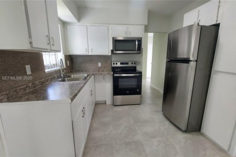 Villa ou maison à louer à Miami, Floride: 3 chambres, 110.27 m2 № 2055773 - photo 3