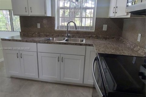 Villa ou maison à louer à Miami, Floride: 3 chambres, 110.27 m2 № 2055773 - photo 5