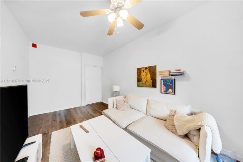 Condo in Miami Beach, Florida, 1 bedroom  № 1924798 - photo 17