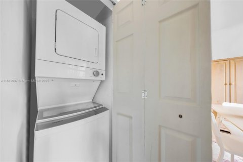 Condo in Miami Beach, Florida, 1 bedroom  № 1924798 - photo 9