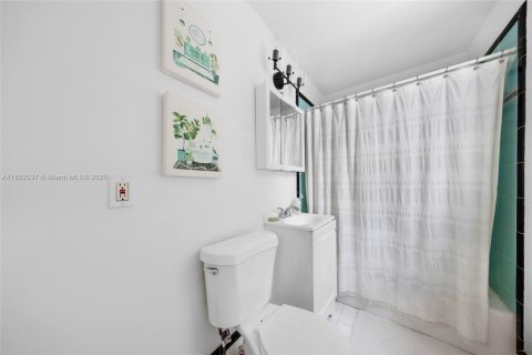 Condo in Miami Beach, Florida, 1 bedroom  № 1924798 - photo 16