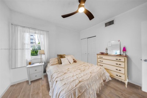 Condo in Miami Beach, Florida, 1 bedroom  № 1924798 - photo 13