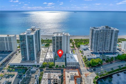 Condo in Miami Beach, Florida, 1 bedroom  № 1924798 - photo 1