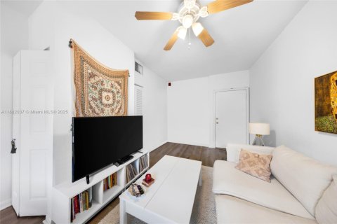 Condo in Miami Beach, Florida, 1 bedroom  № 1924798 - photo 18