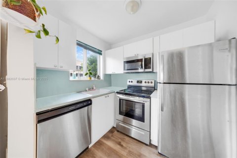 Condo in Miami Beach, Florida, 1 bedroom  № 1924798 - photo 11