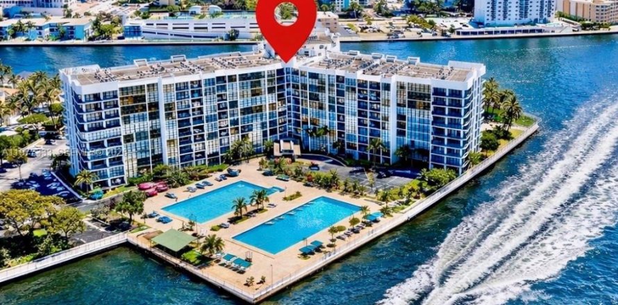 Condo in Hallandale Beach, Florida, 2 bedrooms  № 2041060