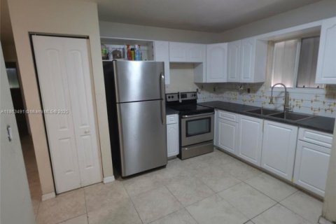 Villa ou maison à louer à Miami, Floride: 3 chambres, 195.47 m2 № 1921471 - photo 2