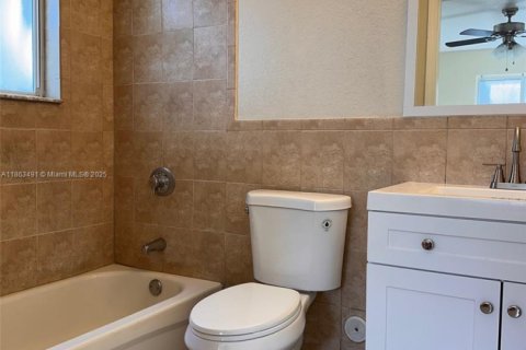 Villa ou maison à louer à Miami, Floride: 3 chambres, 195.47 m2 № 1921471 - photo 3