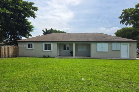 Villa ou maison à louer à Miami, Floride: 3 chambres, 195.47 m2 № 1921471 - photo 1