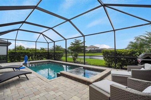 House in LORRAINE LAKES in Bradenton, Florida 5 bedrooms, 302.58 sq.m. № 2238182 - photo 3