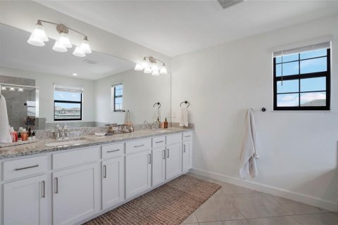 House in LORRAINE LAKES in Bradenton, Florida 5 bedrooms, 302.58 sq.m. № 2238182 - photo 23