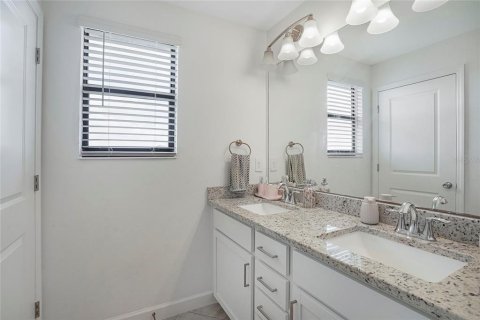 House in LORRAINE LAKES in Bradenton, Florida 5 bedrooms, 302.58 sq.m. № 2238182 - photo 30