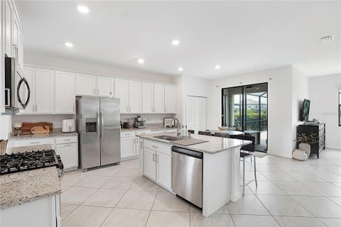 House in LORRAINE LAKES in Bradenton, Florida 5 bedrooms, 302.58 sq.m. № 2238182 - photo 9