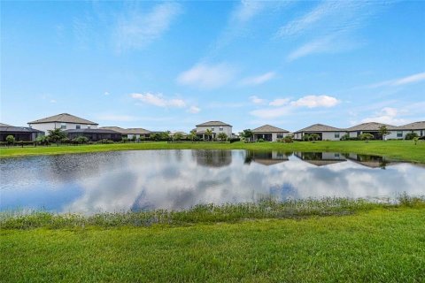 House in LORRAINE LAKES in Bradenton, Florida 5 bedrooms, 302.58 sq.m. № 2238182 - photo 5