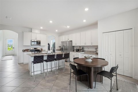 House in LORRAINE LAKES in Bradenton, Florida 5 bedrooms, 302.58 sq.m. № 2238182 - photo 10