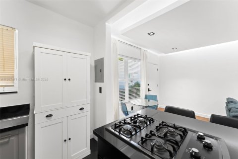 Condo in Miami Beach, Florida, 1 bedroom  № 1973557 - photo 17