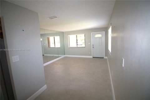 Снять в аренду виллу или дом в Майами, Флорида 3 спальни, 157.75м2, № 1964033 - фото 6