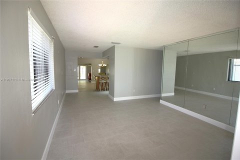 Снять в аренду виллу или дом в Майами, Флорида 3 спальни, 157.75м2, № 1964033 - фото 5