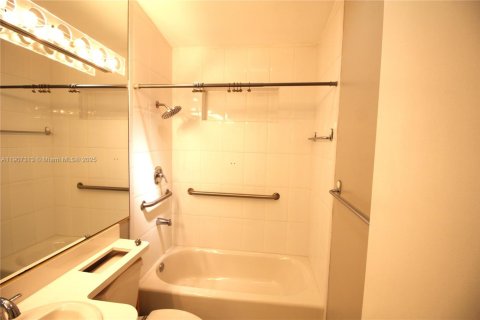 Снять в аренду виллу или дом в Майами, Флорида 3 спальни, 157.75м2, № 1964033 - фото 22