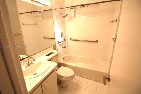 Снять в аренду виллу или дом в Майами, Флорида 3 спальни, 157.75м2, № 1964033 - фото 23