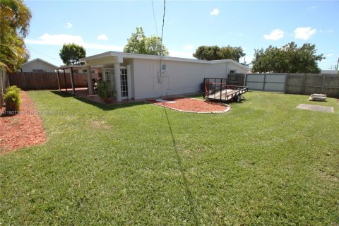 Снять в аренду виллу или дом в Майами, Флорида 3 спальни, 157.75м2, № 1964033 - фото 28