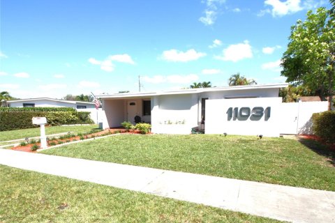 Снять в аренду виллу или дом в Майами, Флорида 3 спальни, 157.75м2, № 1964033 - фото 2