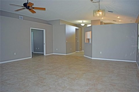 Villa ou maison à louer à Spring Hill, Floride: 3 chambres, 156.82 m2 № 2102384 - photo 11