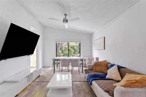 House in Tampa, Florida 5 bedrooms, 181.07 sq.m. № 2344652 - photo 5