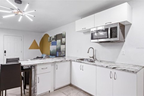 House in Tampa, Florida 5 bedrooms, 181.07 sq.m. № 2344652 - photo 30