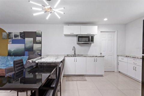 House in Tampa, Florida 5 bedrooms, 181.07 sq.m. № 2344652 - photo 29