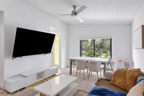House in Tampa, Florida 5 bedrooms, 181.07 sq.m. № 2344652 - photo 4