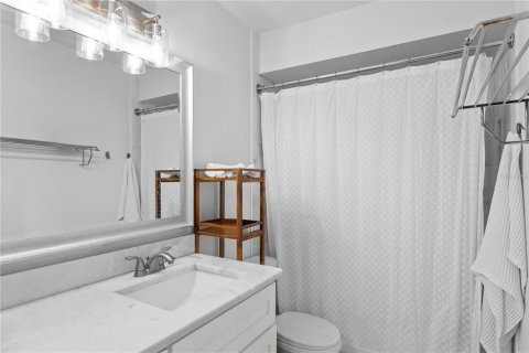 House in Tampa, Florida 5 bedrooms, 181.07 sq.m. № 2344652 - photo 14