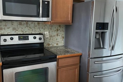 Condo in West Palm Beach, Florida, 2 bedrooms № 1920377 - photo 3