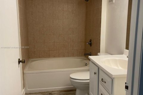 Condo in West Palm Beach, Florida, 2 bedrooms № 1920377 - photo 15