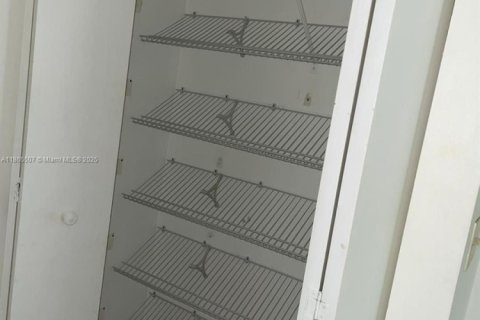 Condo in West Palm Beach, Florida, 2 bedrooms № 1920377 - photo 7