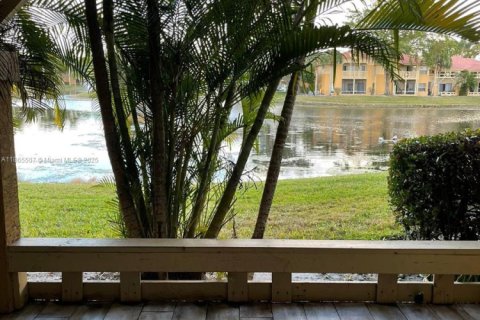 Condo in West Palm Beach, Florida, 2 bedrooms № 1920377 - photo 13