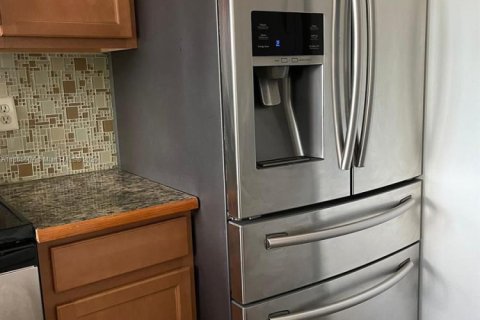 Condo in West Palm Beach, Florida, 2 bedrooms № 1920377 - photo 2