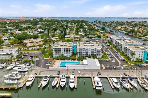 Condo in Saint Petersburg, Florida, 3 bedrooms № 2288091