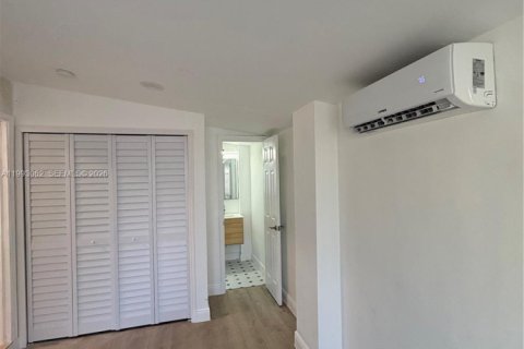 Villa ou maison à North Miami Beach, Floride 3 chambres, 102.19 m2 № 2063392