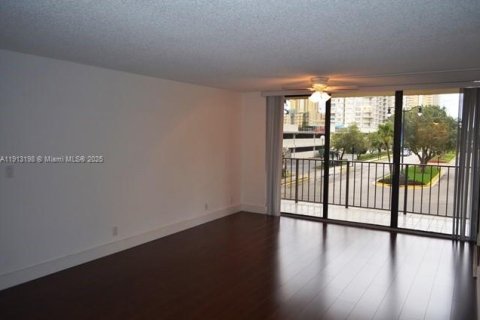 Купить кондоминиум в Санни-Айлс-Бич, Флорида 3 спальни, 129.69м2, № 1969338 - фото 10