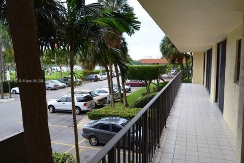 Купить кондоминиум в Санни-Айлс-Бич, Флорида 3 спальни, 129.69м2, № 1969338 - фото 17