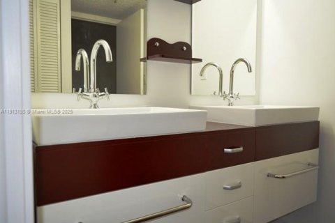 Купить кондоминиум в Санни-Айлс-Бич, Флорида 3 спальни, 129.69м2, № 1969338 - фото 12