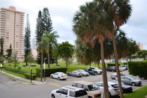 Купить кондоминиум в Санни-Айлс-Бич, Флорида 3 спальни, 129.69м2, № 1969338 - фото 18