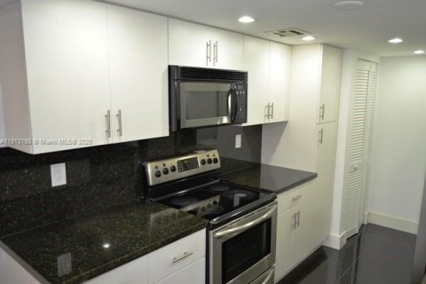 Купить кондоминиум в Санни-Айлс-Бич, Флорида 3 спальни, 129.69м2, № 1969338 - фото 1