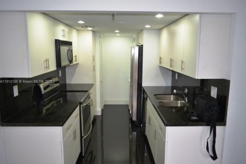 Купить кондоминиум в Санни-Айлс-Бич, Флорида 3 спальни, 129.69м2, № 1969338 - фото 3